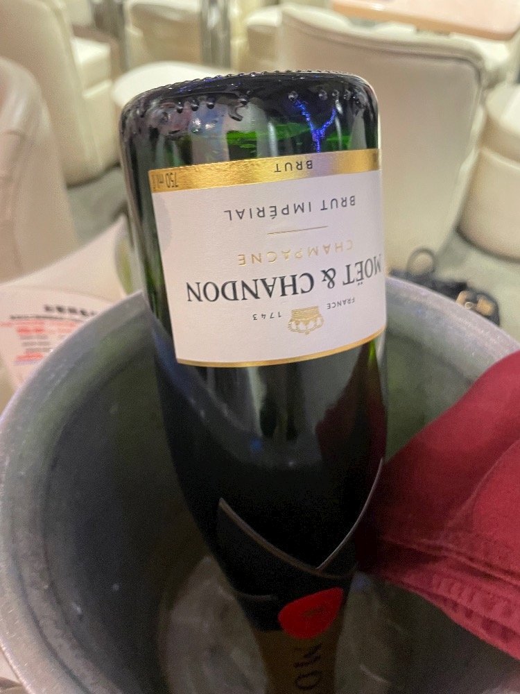 0uv2qdxdu7ojwxv4urm_l-jpg